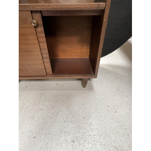 386 - OAK VINTAGE BOOKCASE WITH GLAZED DOORS TO TOP AND 2 SLIDING DOORS TO BASE BADGE BEAVER TAPLEY H40