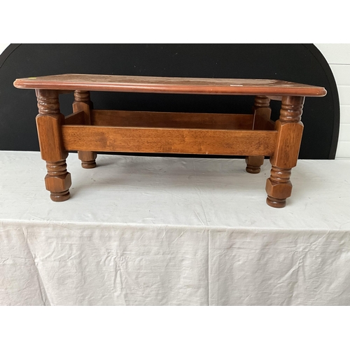 394 - MODERN OAK EFFECT COFFEE TABLE AND A VINTAGE TEA TROLLEY H17