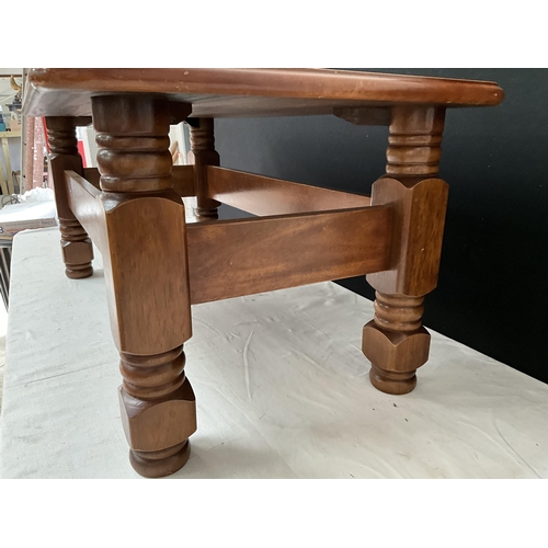 394 - MODERN OAK EFFECT COFFEE TABLE AND A VINTAGE TEA TROLLEY H17