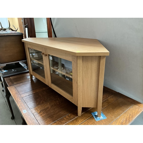 403 - MODERN LIGHT OAK FLAT SCREEN CORNER TV STAND WITH 2 GLAZED DOORS H21