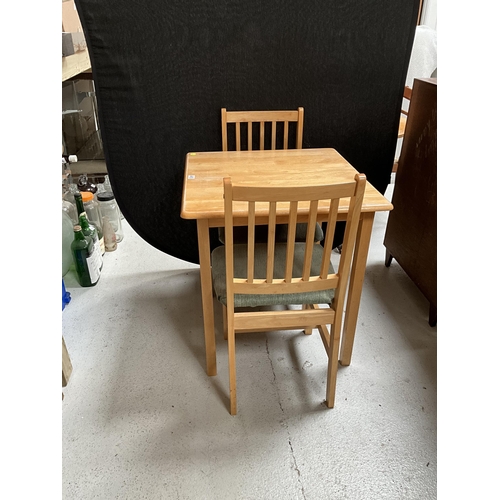 410 - MODERN BEECH KITCHEN TABLE AND 2 CHAIRS WITH UPSHOLSTERED SEATS H29