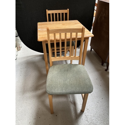 410 - MODERN BEECH KITCHEN TABLE AND 2 CHAIRS WITH UPSHOLSTERED SEATS H29