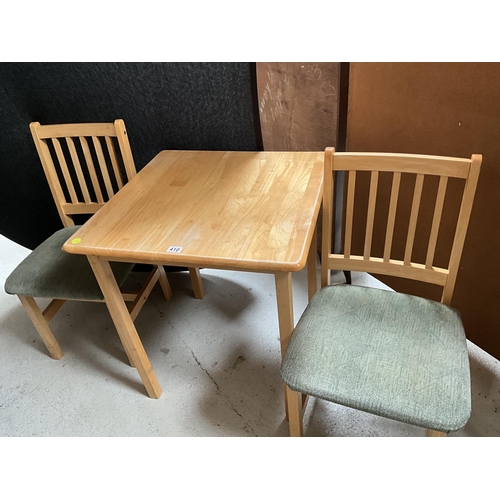 410 - MODERN BEECH KITCHEN TABLE AND 2 CHAIRS WITH UPSHOLSTERED SEATS H29