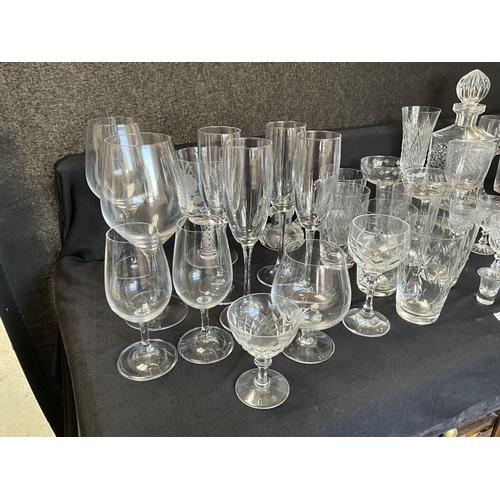 10 - BOX OF GLASSWARE TO INCLUDE DECANTERS, GLASSES ETC
