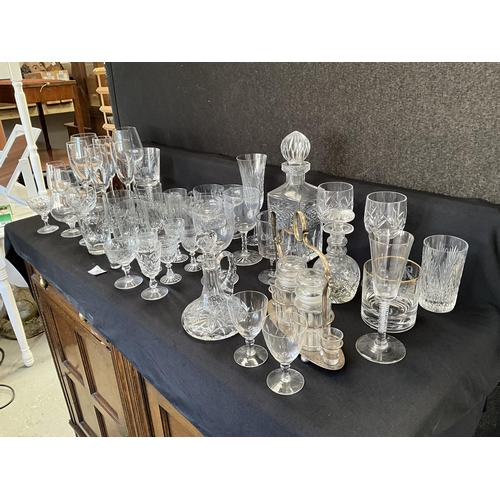 10 - BOX OF GLASSWARE TO INCLUDE DECANTERS, GLASSES ETC