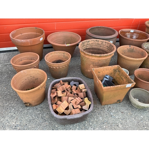 17 - QTY OF TERRACOTTA LARGE PLANT POTS INCLUDING FEET
LARGEST H13