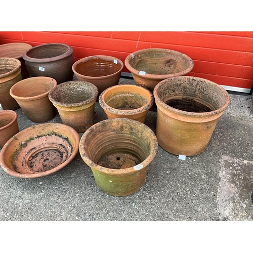 17 - QTY OF TERRACOTTA LARGE PLANT POTS INCLUDING FEET
LARGEST H13