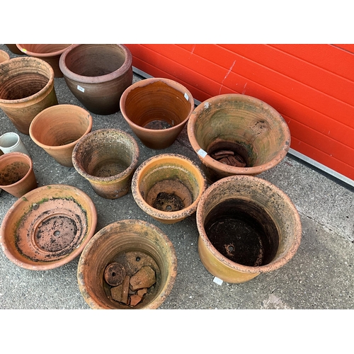 17 - QTY OF TERRACOTTA LARGE PLANT POTS INCLUDING FEET
LARGEST H13