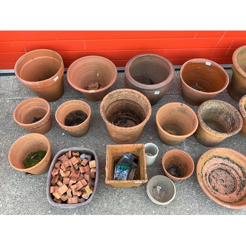 17 - QTY OF TERRACOTTA LARGE PLANT POTS INCLUDING FEET
LARGEST H13