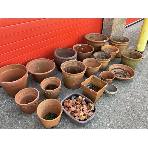 17 - QTY OF TERRACOTTA LARGE PLANT POTS INCLUDING FEET
LARGEST H13