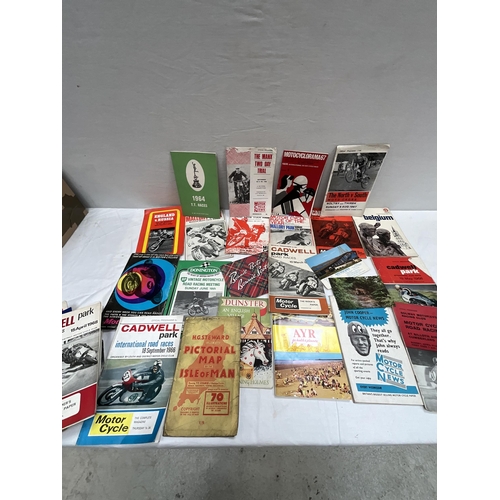 53 - BOX OF BOOKS TO INCLUDE TEA CARDS, FOSSILS, 2 AA MEMBERS ANNUAL BOOKS, MOTORCYLE PROGRAMMES TT ETC