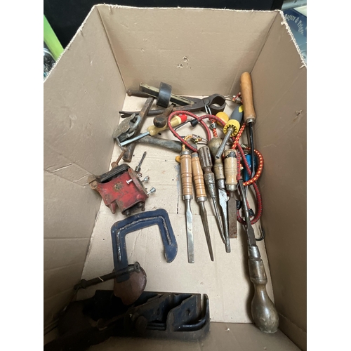 55 - BOX OF TOOLS TO INCLUDE GARDEN SPRAYER, PLANES, WHITEMORE PLANE, RECORD 0110 PLANE