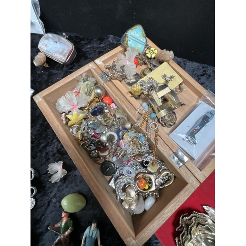 61 - LARGE COLLECTION OF MODERN AND VINTAGE COSTUME JEWELLERY INCLUDING BROOCHES, NECKLACES, EARRINGS, EN... 