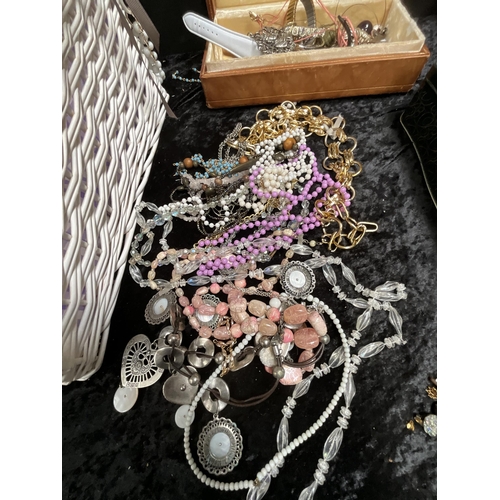 61 - LARGE COLLECTION OF MODERN AND VINTAGE COSTUME JEWELLERY INCLUDING BROOCHES, NECKLACES, EARRINGS, EN... 