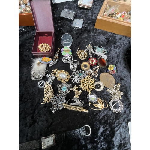 61 - LARGE COLLECTION OF MODERN AND VINTAGE COSTUME JEWELLERY INCLUDING BROOCHES, NECKLACES, EARRINGS, EN... 