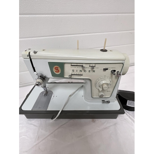 82 - VINTAGE ELECTRIC SINGER SEWING MACHINE - ZIG ZAG MODEL 476