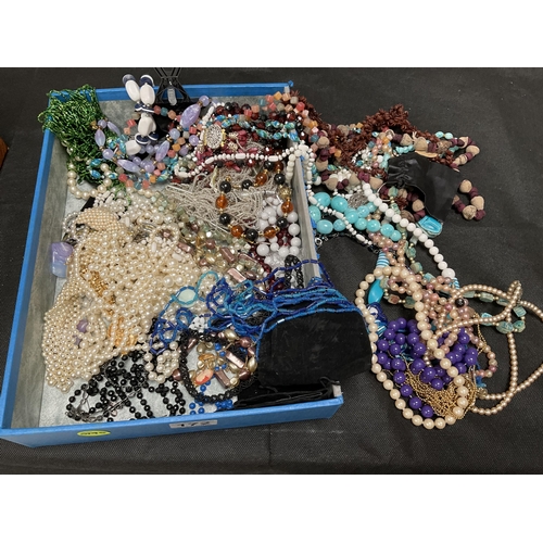 172 - QTY OF VINTAGE COSTUME JEWELLERY RINGS, BROOCHES, NECKLACES ETC