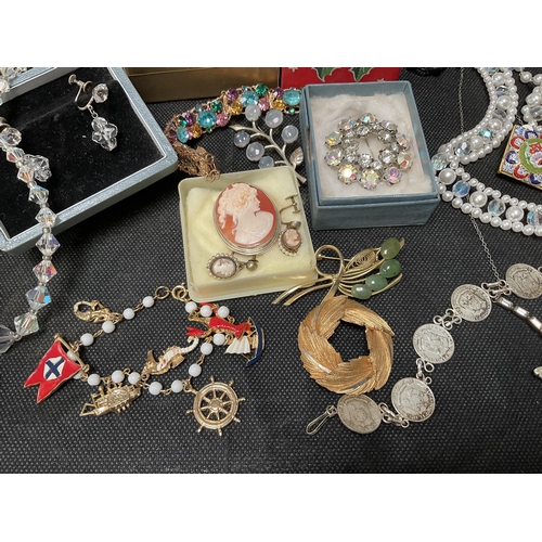 172 - QTY OF VINTAGE COSTUME JEWELLERY RINGS, BROOCHES, NECKLACES ETC