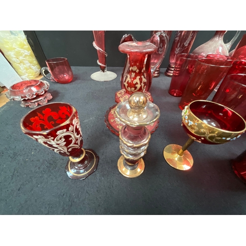 107 - COLLECTION CRANBERRY GLASS TO INCLUDE JUGS, PULPIT VASE - SOME A/F