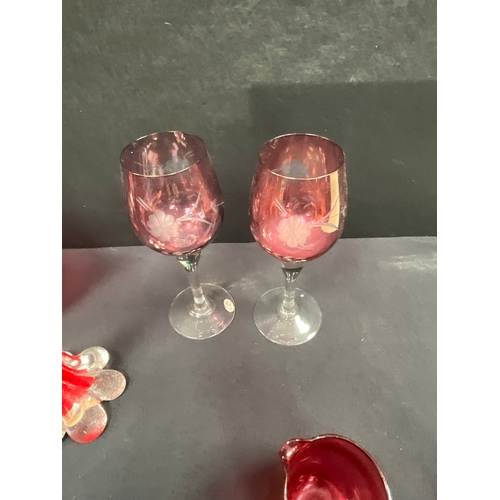 107 - COLLECTION CRANBERRY GLASS TO INCLUDE JUGS, PULPIT VASE - SOME A/F