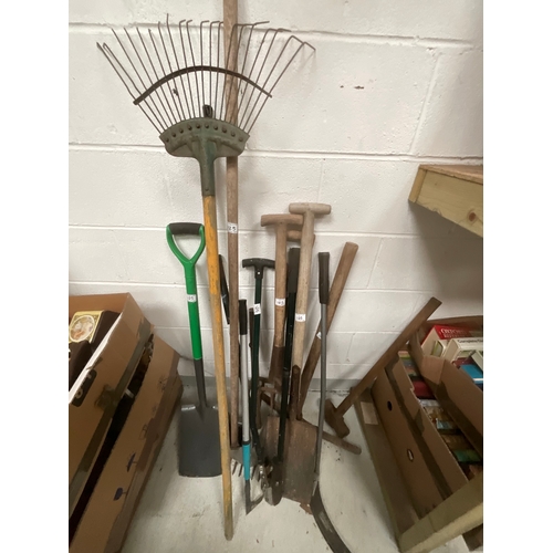 125 - QTY OF GARDEN TOOLS TO INCLUDE INCINERATOR BIN, VINTAGE GREENHOUSE HEATER, SPADES, HOES FORKS ETC