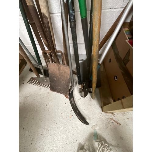 125 - QTY OF GARDEN TOOLS TO INCLUDE INCINERATOR BIN, VINTAGE GREENHOUSE HEATER, SPADES, HOES FORKS ETC