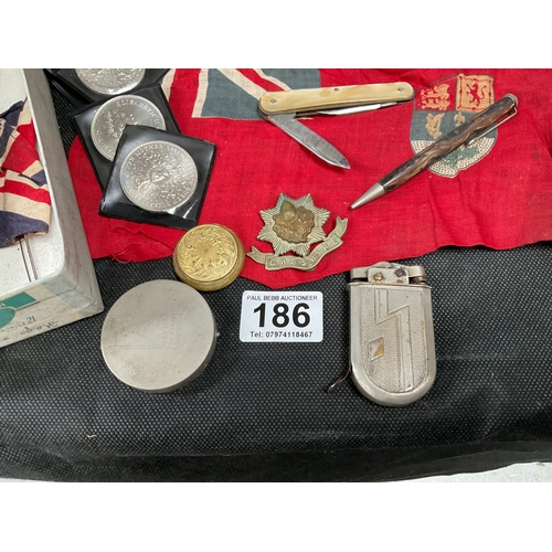 186 - QTY OF COLLECTABLES TO INCLUDE WW1 SWEETHEART FRAME, VINTAGE FLAGS, CAP BADGE, ETC