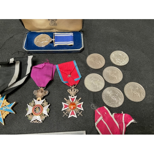 187 - QTY OF REPRODUCTION MEDALS, POLICE SERVICE GOOD SESRVICE MEDAL AND COINS COMMERATIVE SILVER JUBILEE ... 