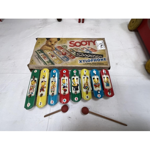 141 - QTY OF VINTAGE CHILDS TOYS TO INCLUDE TRIANG, SOOTY XYLOPHONE, SMALL CHILDS GARDEN CHAIRS, HOOVER