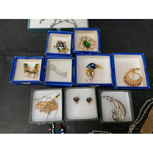 227 - COLLECTION OF COSTUME JEWELLERY, BROOCHES ETC