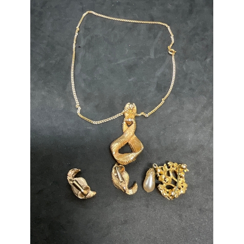 236 - GOLD TONE NECKLACE EARRINGS  SET AND TO INCLUDE A FURTHER BROOCH