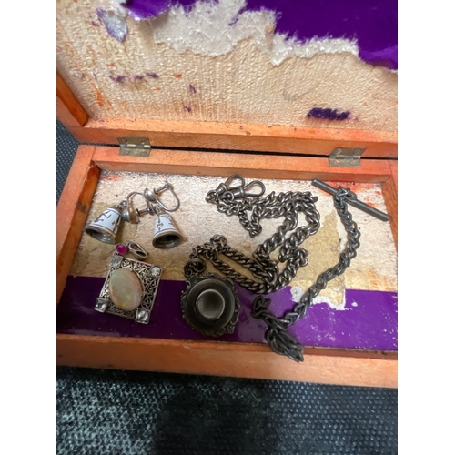 238 - COLLECTION OF COSTUME & SILVER JEWELLERY TO INCLUDE BRACELETS, BROOCHES