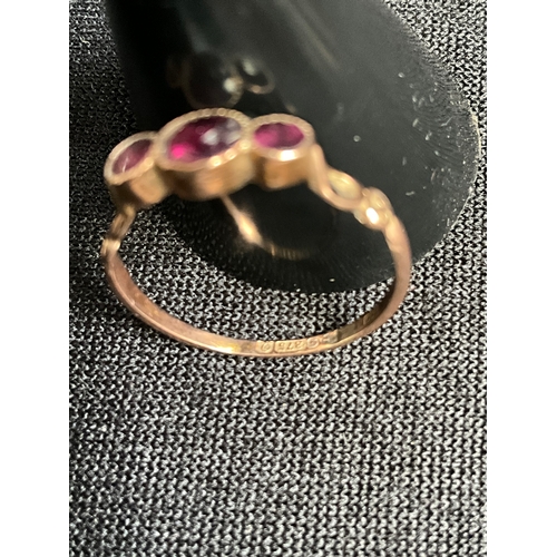 255 - HALLMARKED 9CT GARNET 3 STONE RING TOTAL WEIGHT 1.1G H13