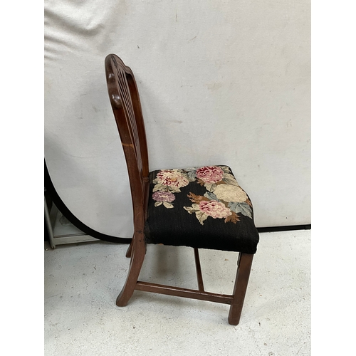 285 - GEORGIAN MAHOGANY UPHOLSTERED DINING CHAIR AND A VICTORIAN OAK UPHOLSTERED DINING CHAIR - A/F