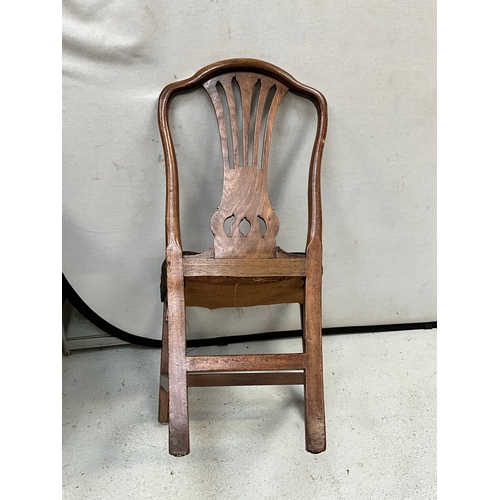 285 - GEORGIAN MAHOGANY UPHOLSTERED DINING CHAIR AND A VICTORIAN OAK UPHOLSTERED DINING CHAIR - A/F