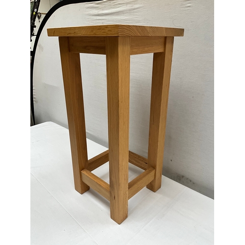 297 - MODERN SMALL OAK LAMP TABLE 22