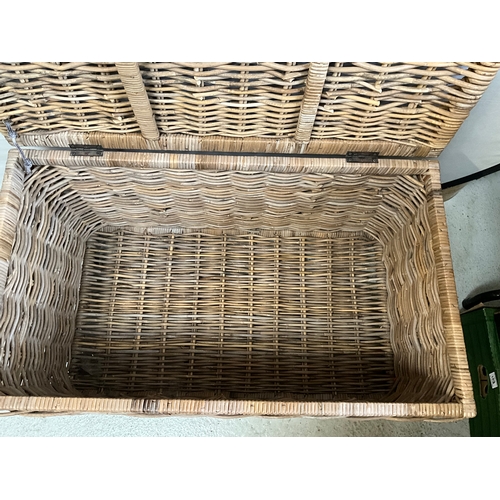 311 - LARGE WICKER BASKET H20