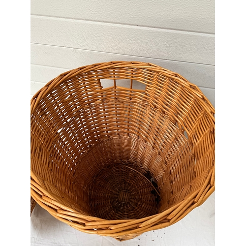 319 - WICKER LAUNDRY BASKET H22