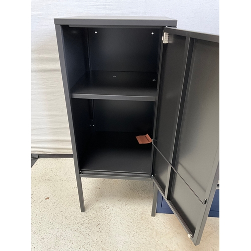 323 - METAL FILING CABINET WITH KEY H27