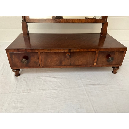 366 - GEORGIAN MAHOGANY DRESSING TABLE MIRROR WITH 3 DRAWERS TO BASE ON TURNED FEET COMPLETE WITH KEY H23