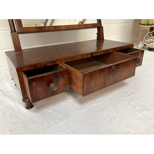 366 - GEORGIAN MAHOGANY DRESSING TABLE MIRROR WITH 3 DRAWERS TO BASE ON TURNED FEET COMPLETE WITH KEY H23