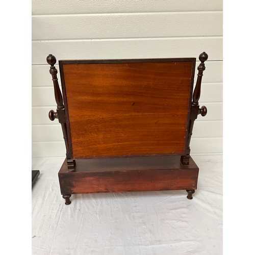 366 - GEORGIAN MAHOGANY DRESSING TABLE MIRROR WITH 3 DRAWERS TO BASE ON TURNED FEET COMPLETE WITH KEY H23