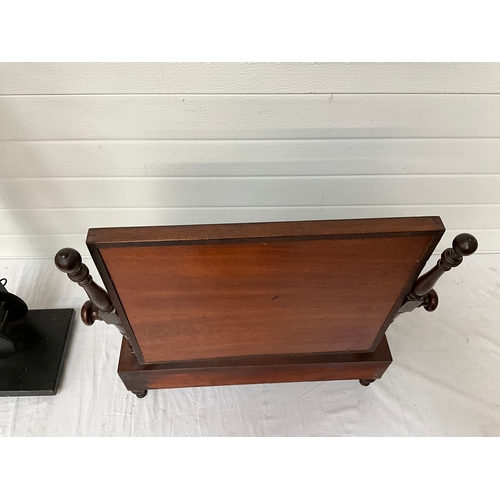 366 - GEORGIAN MAHOGANY DRESSING TABLE MIRROR WITH 3 DRAWERS TO BASE ON TURNED FEET COMPLETE WITH KEY H23