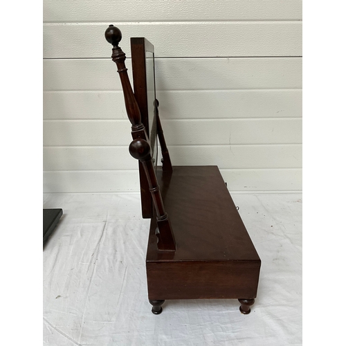 366 - GEORGIAN MAHOGANY DRESSING TABLE MIRROR WITH 3 DRAWERS TO BASE ON TURNED FEET COMPLETE WITH KEY H23