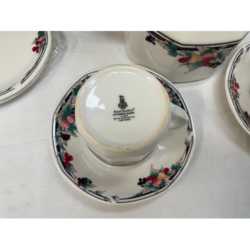 371 - QTY OF ROYAL DOULTON BOXED CHINA AND A COLLECTORS CALIBRE TABLE LIGHTER IN ORIGINAL BOX