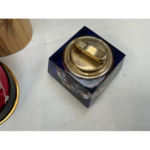 371 - QTY OF ROYAL DOULTON BOXED CHINA AND A COLLECTORS CALIBRE TABLE LIGHTER IN ORIGINAL BOX