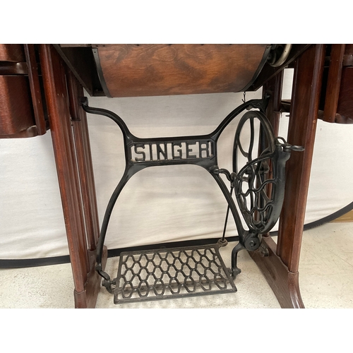 385 - VINTAGE TREADLE SEWING MACHINE TABLE H32.5