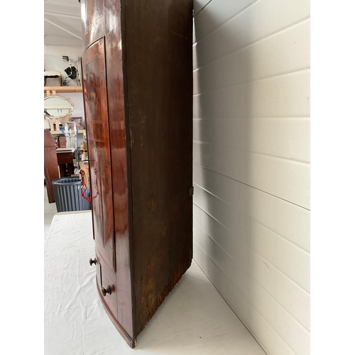 389 - GEORGIAN MAHOGANY INLAID BOW FRONTED HANGING CORNER CABINET WIHT DRAWER TO BASE FITTED WITH SHELVES ... 