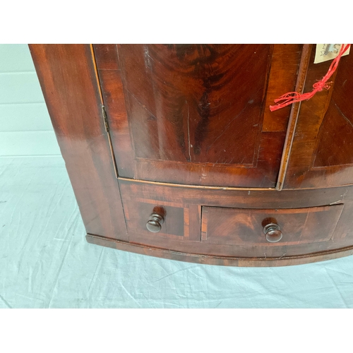 389 - GEORGIAN MAHOGANY INLAID BOW FRONTED HANGING CORNER CABINET WIHT DRAWER TO BASE FITTED WITH SHELVES ... 