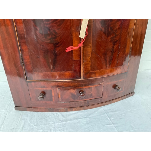 389 - GEORGIAN MAHOGANY INLAID BOW FRONTED HANGING CORNER CABINET WIHT DRAWER TO BASE FITTED WITH SHELVES ... 